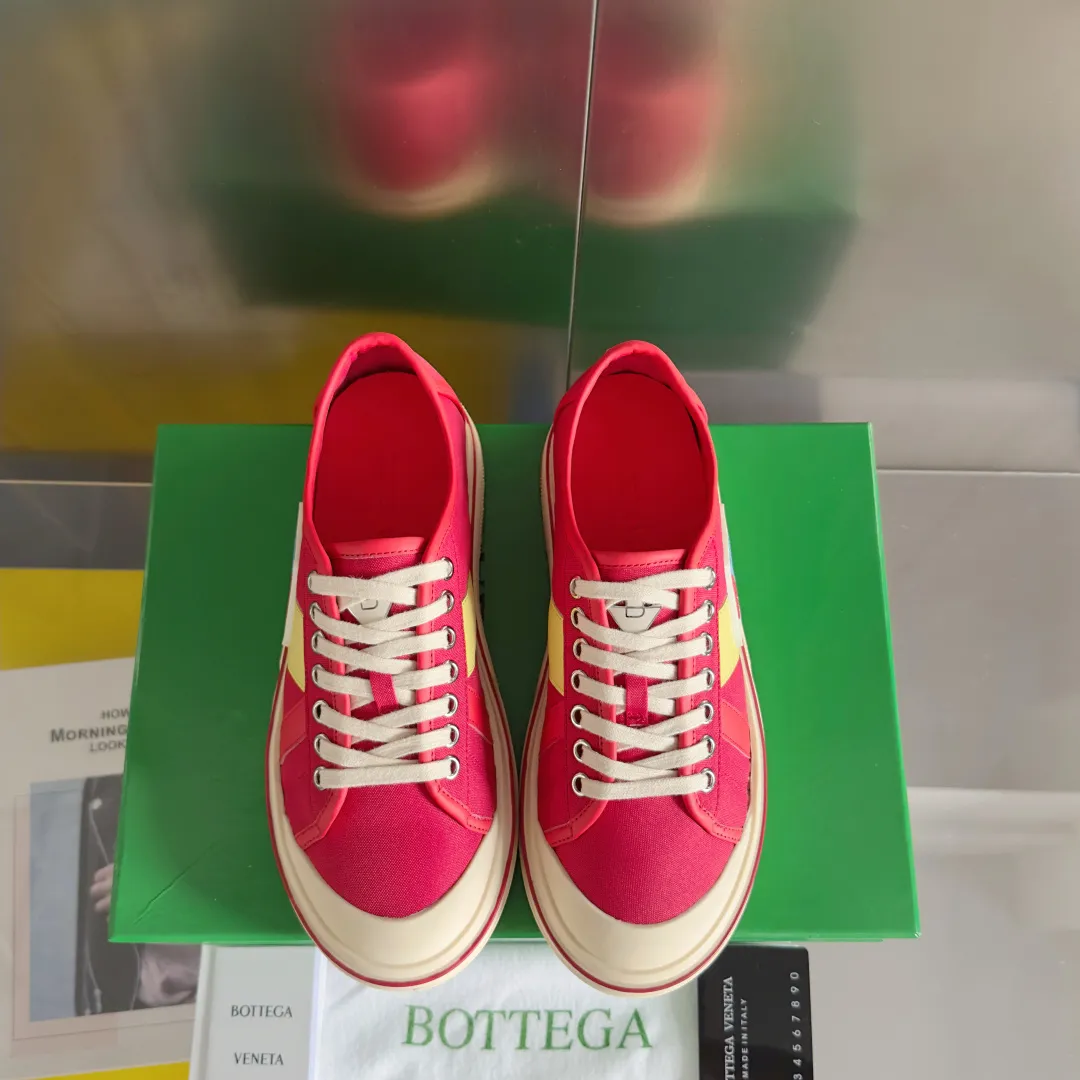 Top version: Couple model 560💰 Bottega Veneta Bottega Veneta BV’s latest Eliot series retro basketball shoes casual sports canvas shoes Bottega Veneta 2025 spring and summer show new shoes Eliot is on the market. Inspired by retro basketball sneakers, the color combination highlights youthful vitality and perfectly interprets the theme of youth and childlike innocence. The details are also very particular. The summer canvas brings excellent durability and comfort. Designs such as calfskin trim, rubber toe caps and hand-painted retro red lines are full of retro feel. The round toe and convex sole add a modern feel. Exquisite packaging at the delivery counter🛍📦 ▪️Fabrics: Original customized high-density canvas + cowhide ▪️Inner lining: Original customized breathable canvas ▪️Sole: Original open-molded anti-slip TPU material ▪️Sole thickness: 3CM ▪️Size: Women’s 35-41 / [Men’s 39-45 pre-sale]